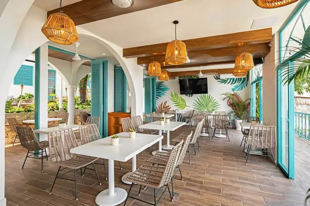 Restaurante de Adra Hostel Petén con vista al lago